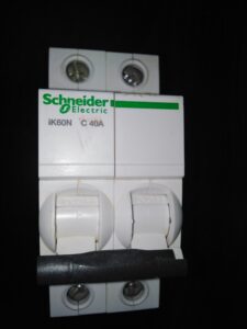 2 pole circuit breaker